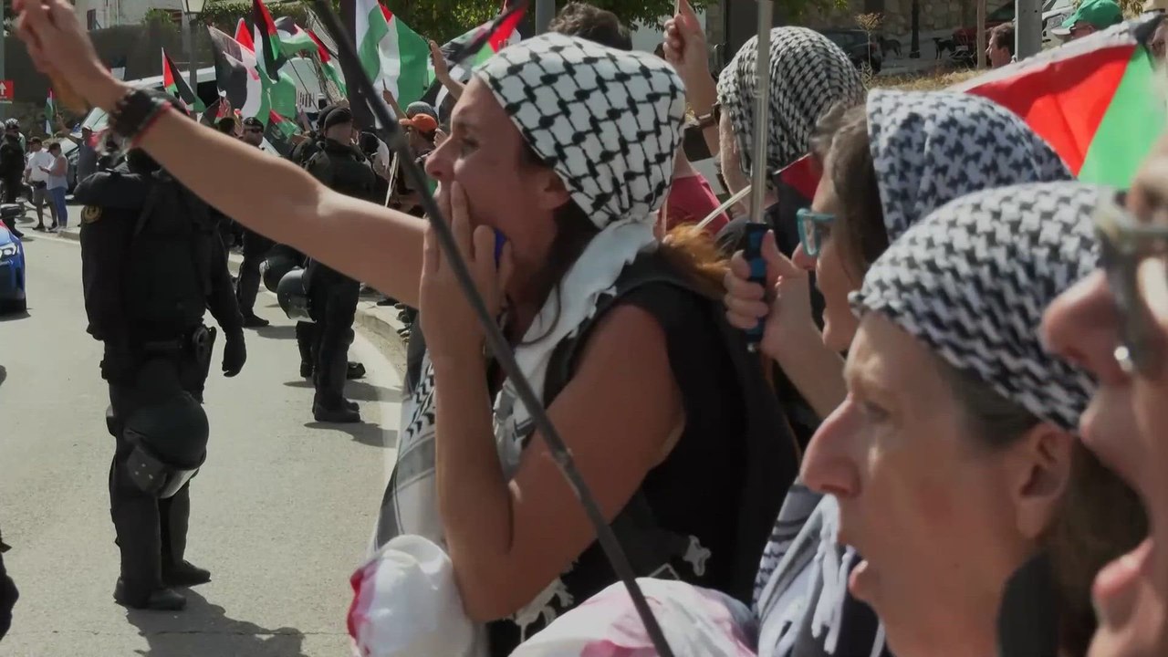 Manifestantes pro palestinos se oponen al equipo israelí en La Vuelta cuando la carrera llega a Madrid