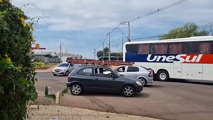 Batida entre carro e ônibus causa transtorno no trânsito no Centro