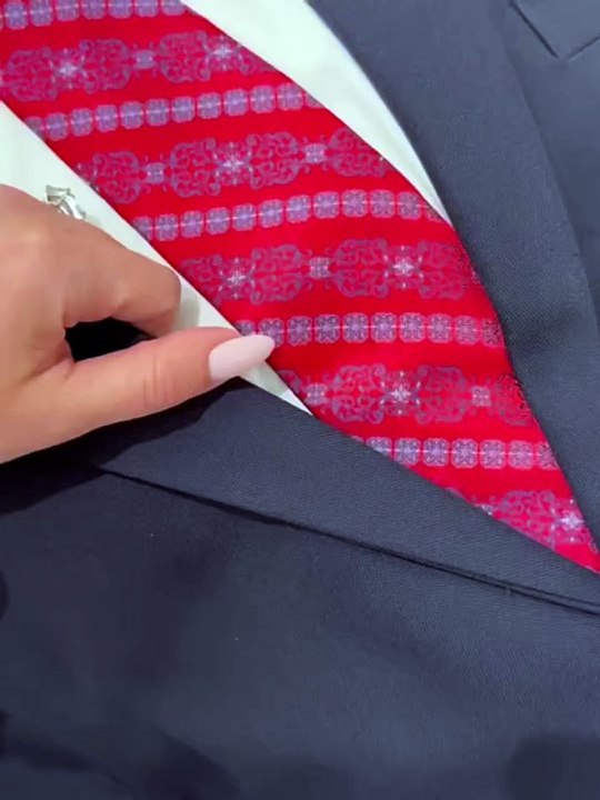 La veuve de Charlie Kirk publie une série de photos et de vidéos bouleversantes où elle pleure sur la dépouille de son mari, lui tenant la main dans son cercueil