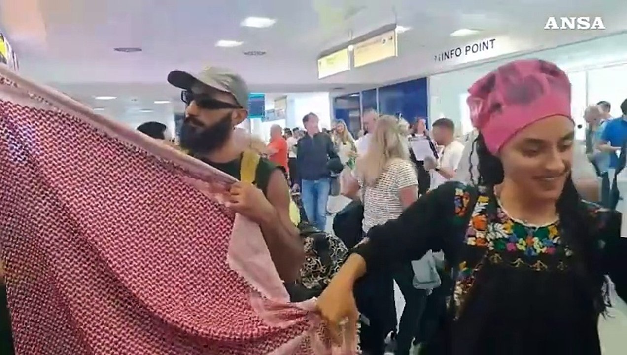 Napoli, blitz pro-Pal all'aeroporto: "Zionist are not welcome"