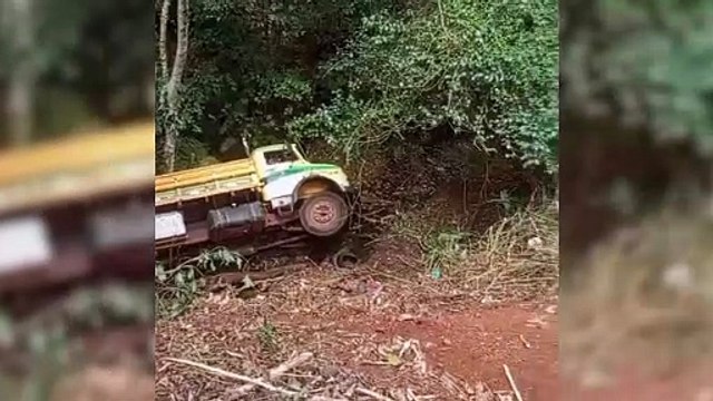 Caminhão despenca em buraco e moradores fazem resgate na raça em Cascavel