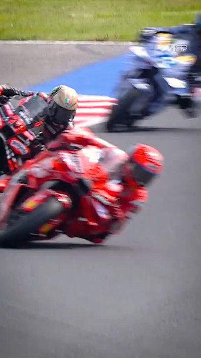 🔥 Sprint show à Misano !Marco Bezzecchi s’impose à domicile et met fin à la série folle de Marc Márquez, parti à la faute alors qu’il menait la course 🚀🇮🇹Derrière, Álex Márquez et Fabio Di Giannantonio complètent le podium, tandis que Quartararo tombe