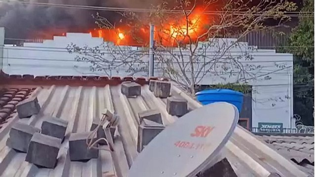 Incêndio atinge fábrica de artigos de natal em região metropolitana; assista vídeo