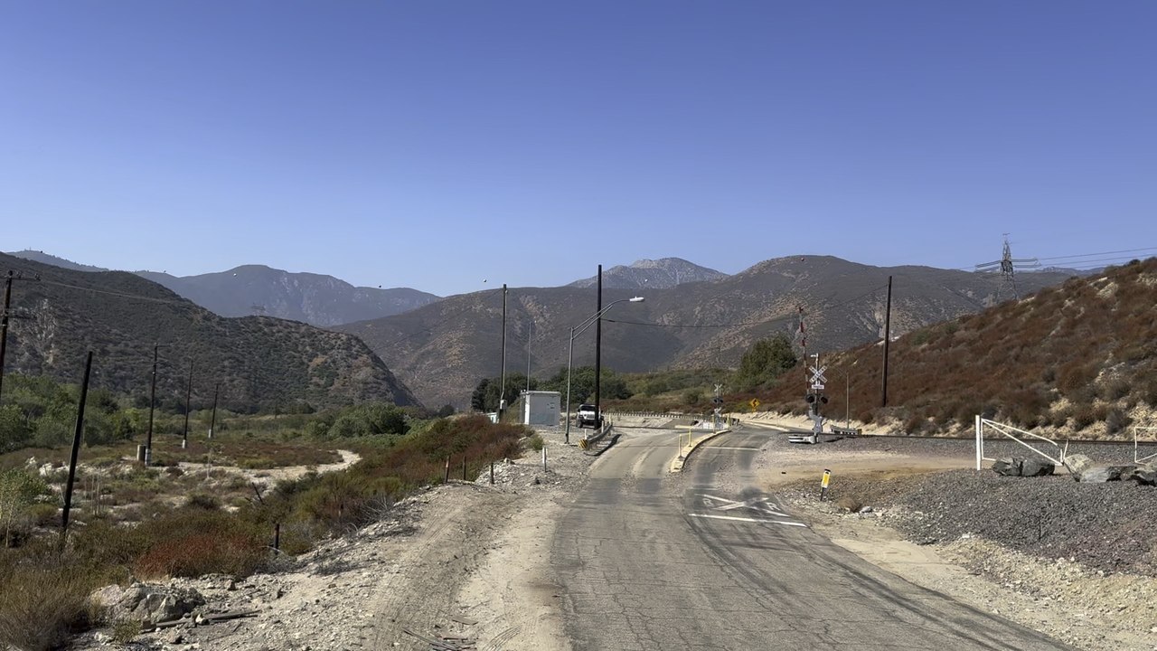BNSF 8996 Leads Eastbound Manifest Train Rolling Through Blue Cut CA.