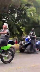 Motociclista intenta arriesgada maniobra y acaba estrellado contra un carro en Guanacaste