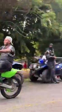Motociclista intenta arriesgada maniobra y acaba estrellado contra un carro en Guanacaste