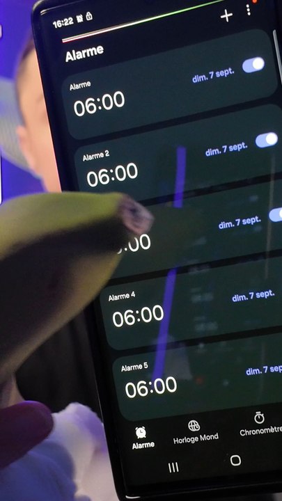 Tu utilises l'alarme de ton téléphone pour te réveiller ? #astuce #astuces #tips #tipsandtricks #smartphone #téléphone #tech #astucetech