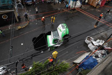 Cae en socavón un camión de refrescos en Iztapalapa