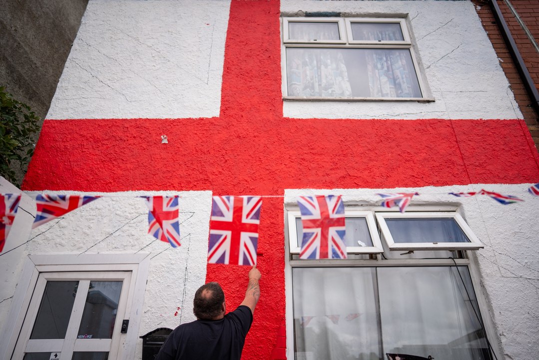Dad who had England flag torn down paints giant St George's cross on front of Nottinghamshire home