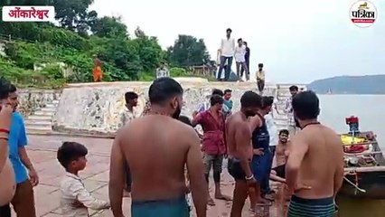 बड़ा हादसा टला... अभय घाट पर डूबते दो श्रद्धालुओं को मौत के मुंह से खींच लाए नाविक