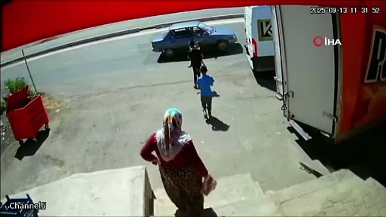 İş makinesi iki kardeşe çarptı! O anlar kameralara yansıdı