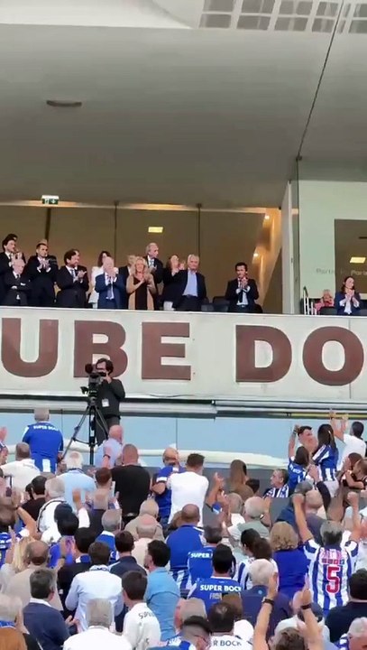 Tepuk Tangan Meriah Oleh Supporter Untuk Jose Mourinho yang Kembali Ke Porto