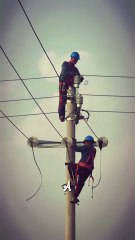 This Lineman Teamwork is 1 in a Million  A Master