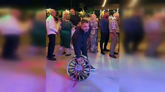 İzmir\'de bir düğünde gelin ve damada jant hediye edildi