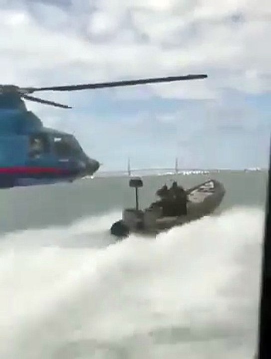 🚨🇪🇸 Espagne | Course-poursuite spectaculaire dans la baie de Cadix : lors d’une traque de narcolancha, un membre de l’équipage a carrément percuté l’hélicoptère… avec sa main ! 💥🚤🚁