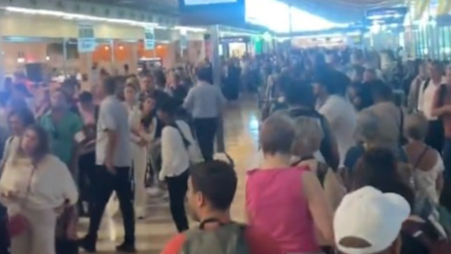 Una huelga del personal de seguridad ha provocado interminables colas en Barajas en los controles. La gente desesperada formaba l�neas que daban la vuelta y parecen no acabar nunca. "Mirad, la cola da la vuelta".