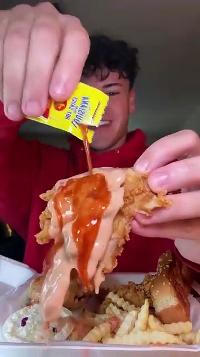 Follow for more ASMR videos🌮🍟 Credits: @dylaneatss_ #mukbang #asmr #fastfood #asmreating