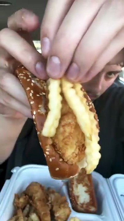 Follow for more ASMR videos🌮🍟 Credits: @blakesmunchies #mukbang #asmr #fastfood #asmreating