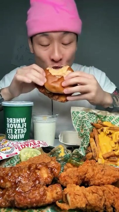 Follow for more ASMR videos🌮🍟 Credits: @shhhhimeating1 #mukbang #asmr #fastfood #asmreating