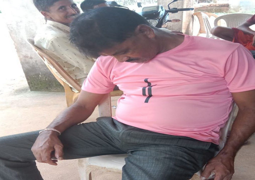 नशे में धुत आरक्षक ने सडक़ पर खड़ी की स्कूटी, फिर कुर्सी पर सो गया, Video वायरल