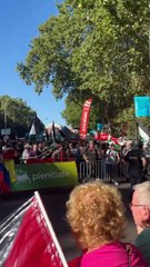 Manifestantes cerca de Atocha en la etapa de la Vuelta a España