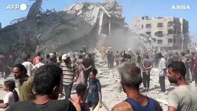 Gaza City, l'Esercito israeliano abbatte anche la torre Al-Kawthar