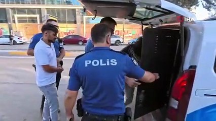 Tutuklanınca gazeteciye öpücük atıp, "Zeki Müren'e selam" dedi