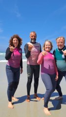 Un groupe de surfeurs séniors à la pointe de la Torche