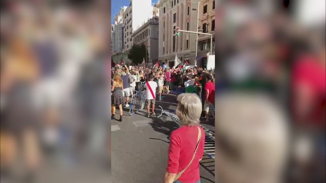 MANIFESTANTES PRO PALESTINA invaden el CIRCUITO, se enfrentan a la POLICÍA y LA VUELTA suspende la ETAPA