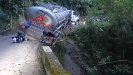 Camión cisterna estuvo a punto de caer por precipicio en Santander