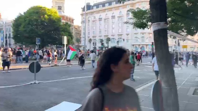 La Policía lanza botes lacrimógenos para dispersar a los manifestantes en Neptuno