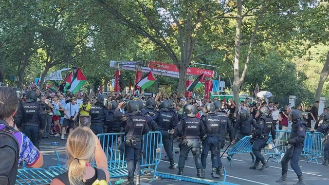 MANIFESTANTES PRO PALESTINA hacen retroceder a la POLICÍA | Disparos de GAS LACRIMÓGENO en NEPTUNO