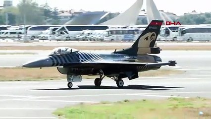 İstanbul - TEKNOFEST İstanbul’da uçuşlar başladı: SOLOTÜRK gökyüzünde