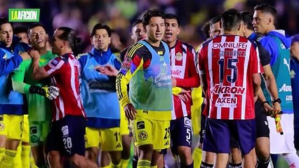¡Hasta las bancas se vaciaron! Jugadores del América y Chivas se pelean en el Clásico Nacional
