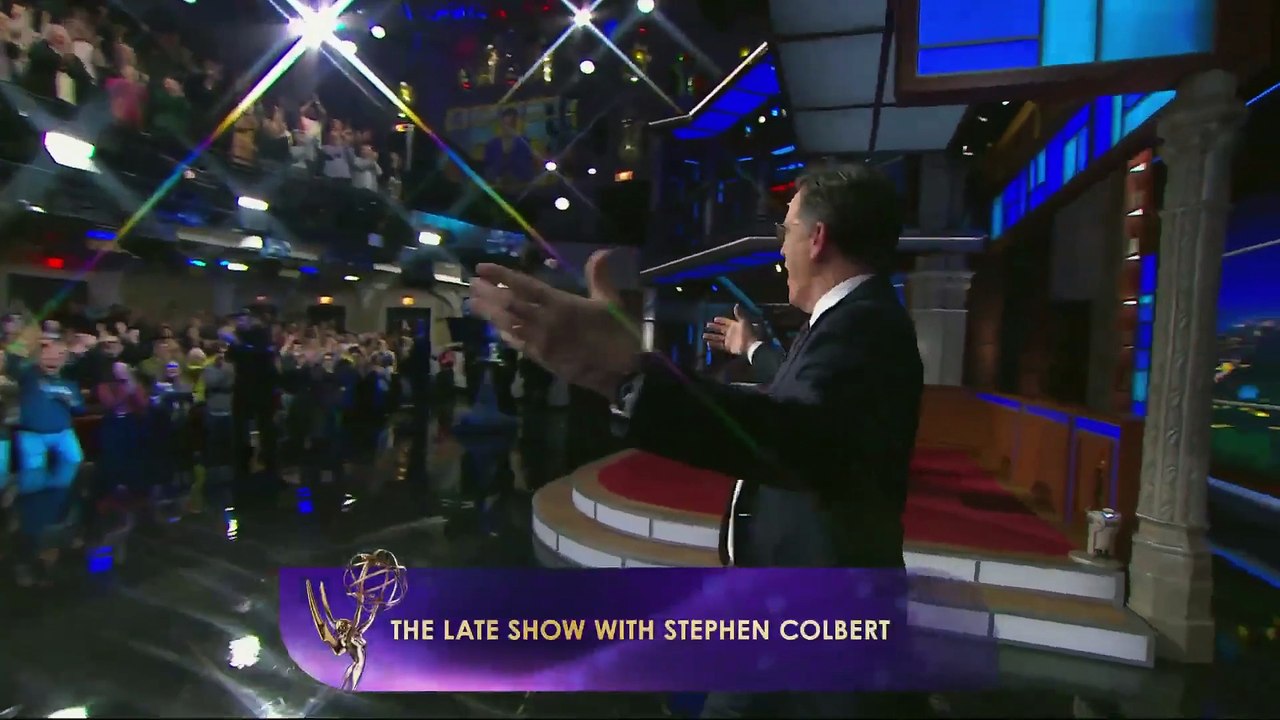 Emmy Awards : L'animateur Stephen Colbert, a été l'une des stars de la soirée, forcément couronné après l'arrêt de son show anti-trump par CBS