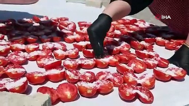 Afetzede kadınların kavurucu sıcakta mesai yaparak kuruttuğu domatesler, kış aylarında sofraları süslüyor