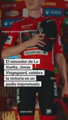 El vencedor de La Vuelta, Jonas Vingegaard, celebra la victoria en un podio improvisado por las protestas en Madrid