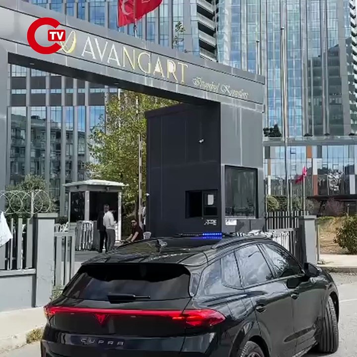 Gürsel Tekin CHP'nin Sarıyer'deki binasına geldi