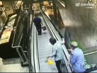 Quand papy prend un escalator... c'est la galère