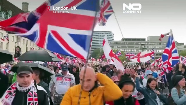 Manifestazione di Tommy Robinson a Londra attira 110.000 persone e finisce in scontri