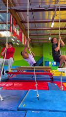 “The World’s Fastest Man on 2 Hands – You Won’t Believe This!”