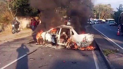 Vídeo: carro pega fogo, trava trânsito e afeta o BRT na Zona Oeste