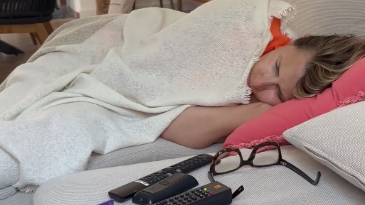 Exhausted mother mixes up twins while trying to soothe her crying baby