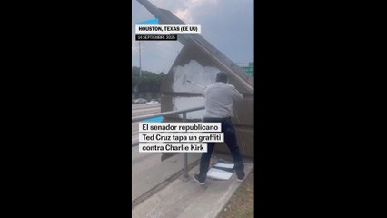 El senador republicano Ted Cruz tapa un graffiti contra Charlie Kirk