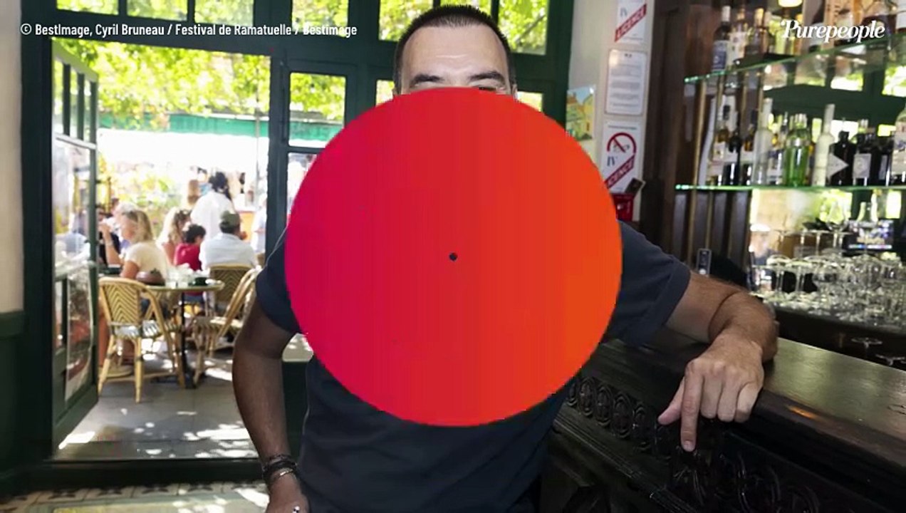 Cyril Lignac de sortie avec sa compagne Deborah : on la découvre comme rarement dans leur vie quotidienne, leur fils Léo de la partie