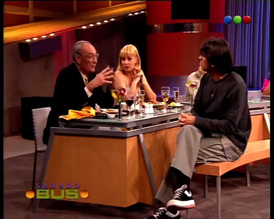 El brindis de Antonio Carrizo:  - Sábado Bus