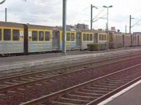 départ d'une bb 67326 avec un um de rio jaune