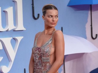Naked Dresses: Margot Robbie und Dakota Johnson zeigen fast alles
