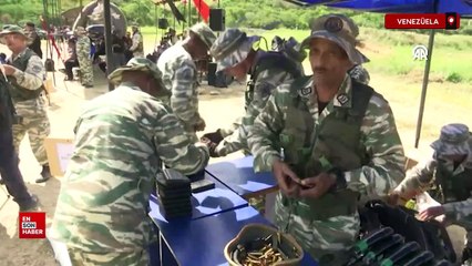 Venezuela'da gençler ve yaşlılar, ABD tehdidine karşı askeri eğitimde