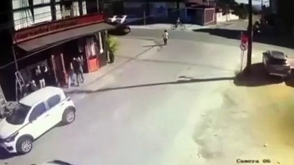 Motorista recém-habilitada perde o controle e atropela cinco pessoas em SC